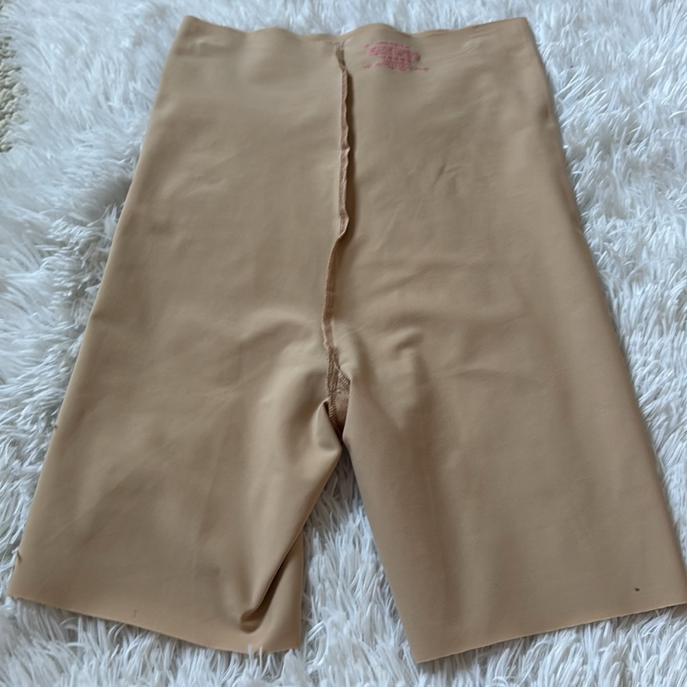 Commando
Control High Waist
Shaping Shorts - Picture 12 of 12